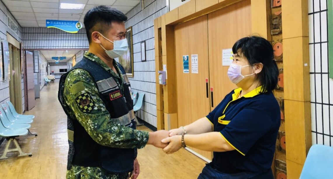 國軍官兵見義勇為將車禍傷者送醫治療 家屬感謝萬分