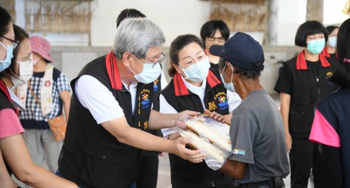 幸福花蓮物資中區發放  縣長徐榛蔚提醒可至各鄉鎮衛生所施打第三劑疫苗