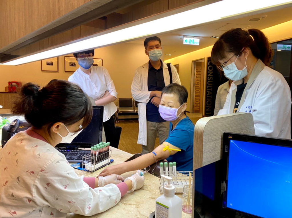 患者進行抽血