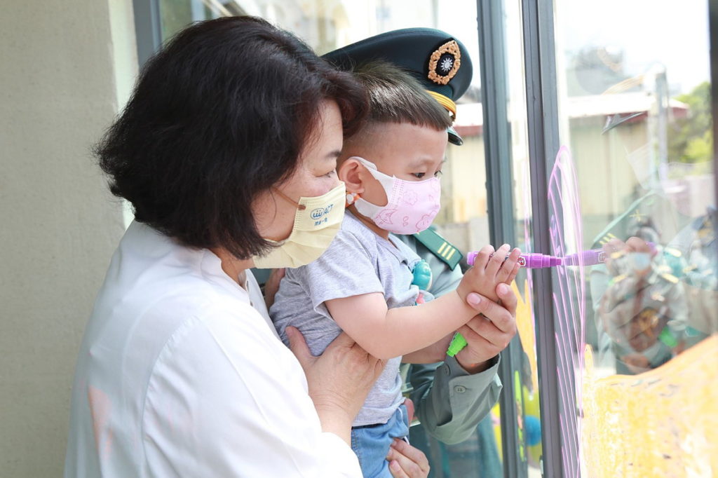 市長和小朋友互動