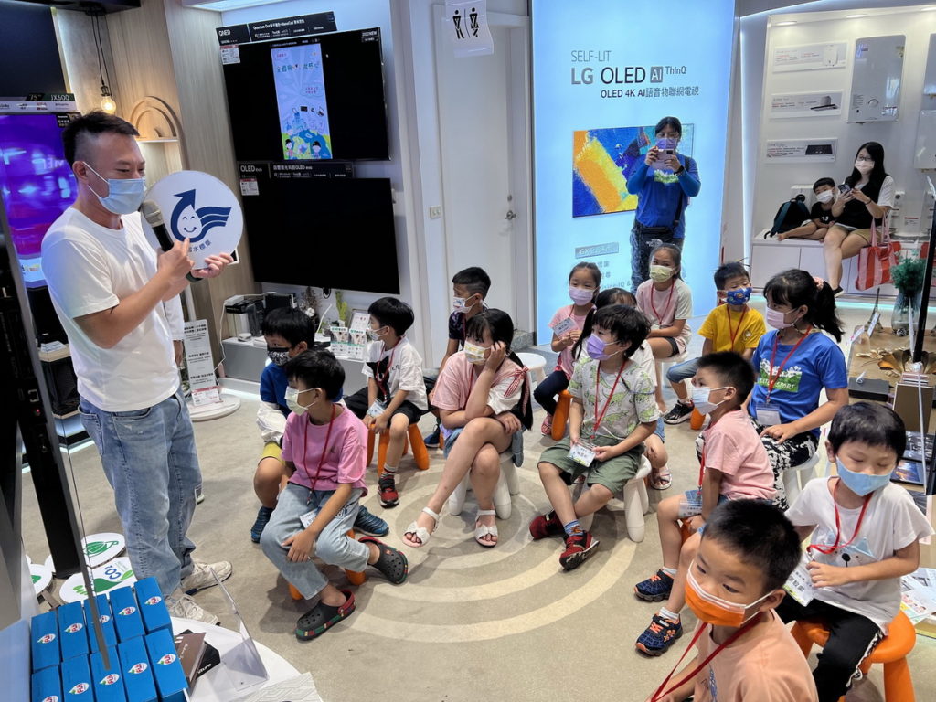全國電子預見未來透過體驗活動,邀請大小朋友一起認識環保節能標章、學習3C小知識,了解節能永續的重要性