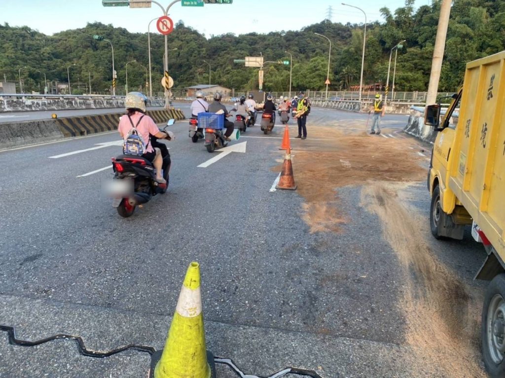 七堵區六堵橋上有一輛曳引車沿路漏油嚴重影響行車安全