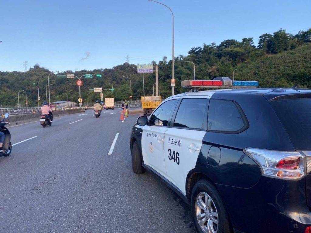 員警實施交通疏導、管制車流，提醒駕駛朋友注意安全
