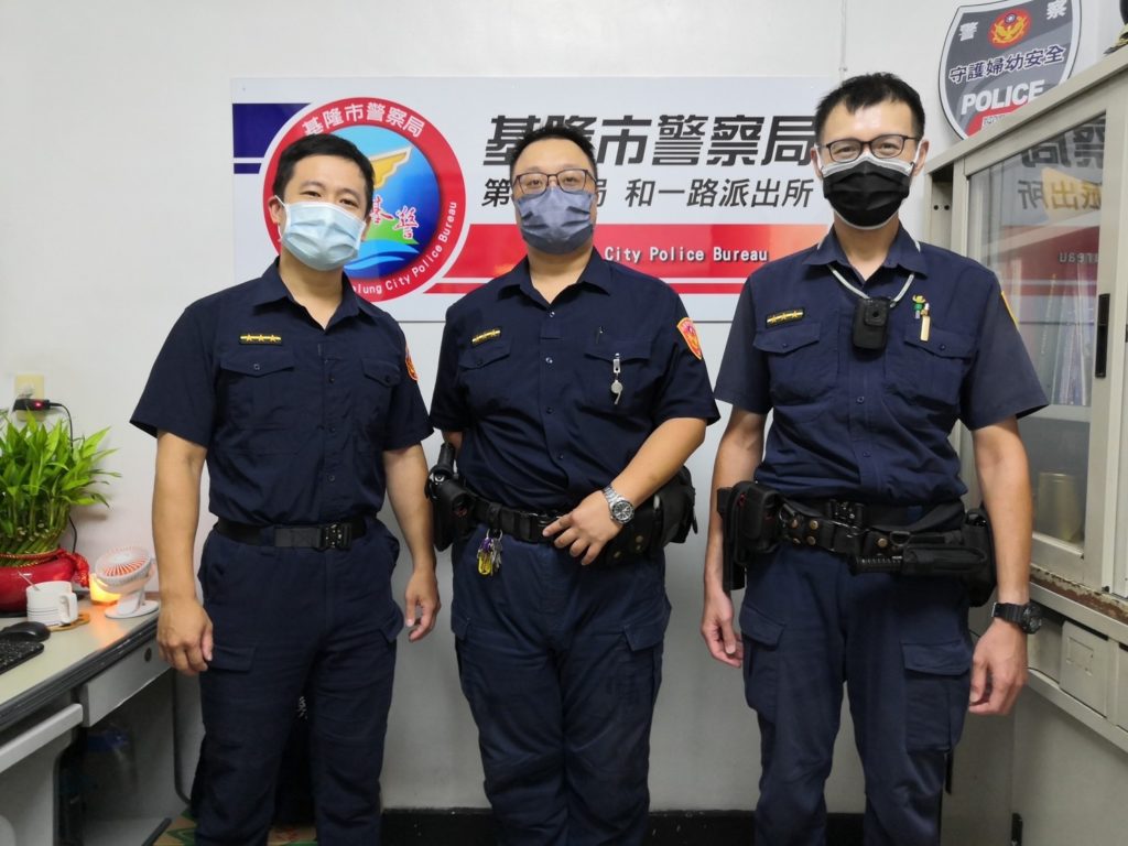 少年貪玩離家失聯,和一路派出所警員鄭旭翔(左),警員潘禹叡(中),警員林星辰(右)護助返家。
