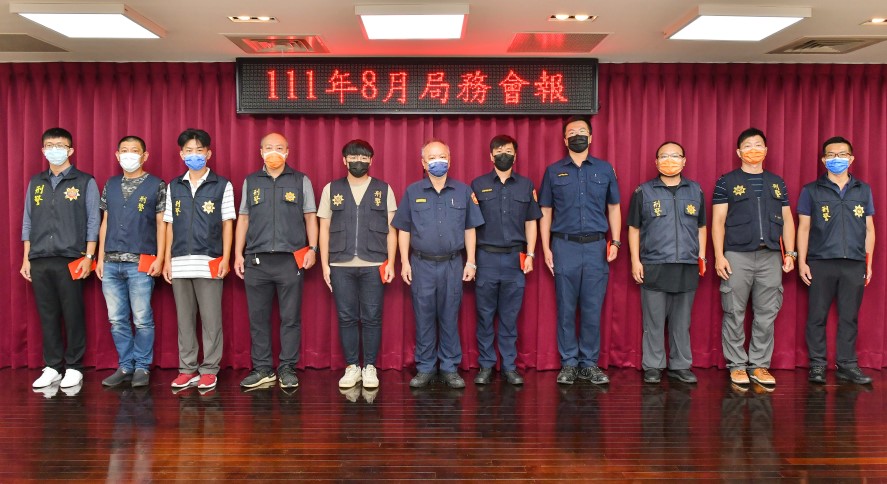 ▲中市警察局長蔡蒼柏於局務會報頒獎表揚局內績優人員 (圖/台中市警察局 提供)