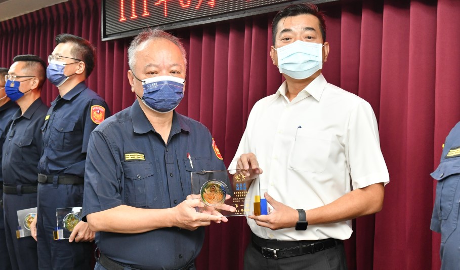 ▲警察局長蔡蒼柏頒獎表揚偵查犯罪績優人員,評比第1名加頒關公像1尊 (圖/台中市警察局 提供)