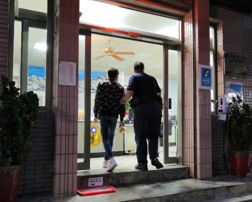 圖：警方協同少年至派出所先行休息等候母親。