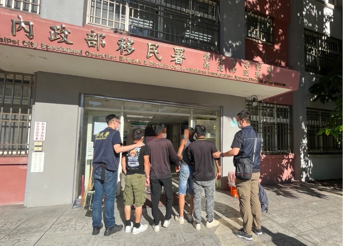 圖片說明:移民官將失聯移工帶返隊部進行深入調查。(記者徐煜勝翻攝)