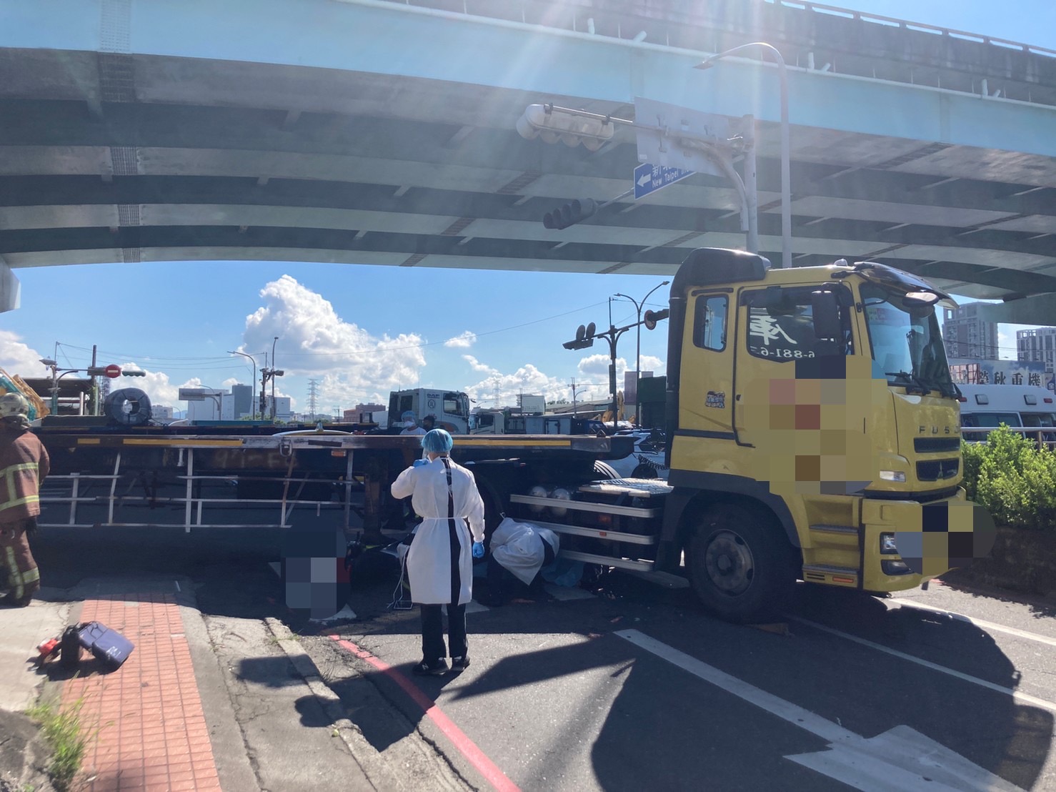 圖片說明:新北巿泰山區新五路與中港西路發生一起交通事故。(記者趙靜姸翻攝)