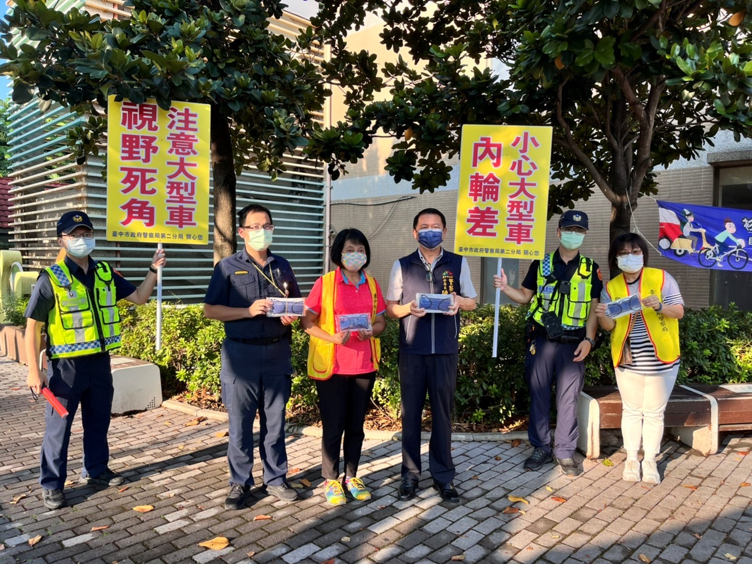 圖片說明:臺中市政府警察局第二分局長陳家銘率同仁及志工宣導團至省三國小宣導『注意大型車視野死角』交通安全。(記者謝榮浤翻攝)