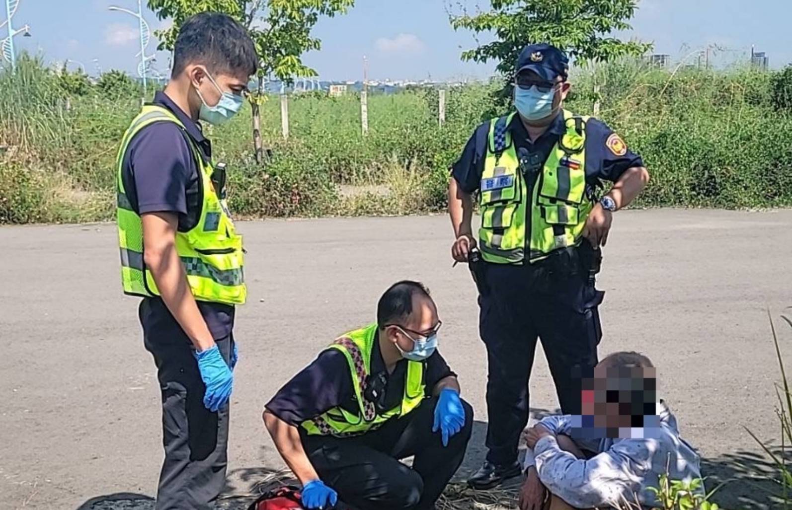 圖片說明:中市警四分局南屯派出所員警日前接獲民眾報案稱於管轄責任區內重劃區草叢內,發現倒臥失智老者經熱心民眾及警方協助順利返家。(記者林㤈輝翻攝)