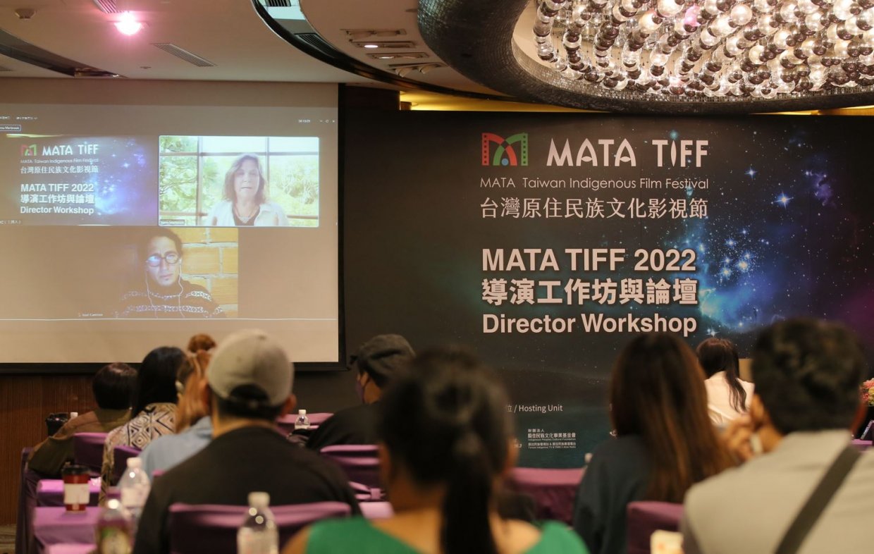 現場許多影像工作者齊聚,達到同好交流與知識共享的工作坊目的。螢幕上為厄瓜多導演何西‧卡督所以及紐西蘭導演安娜‧馬布克與台灣連線。