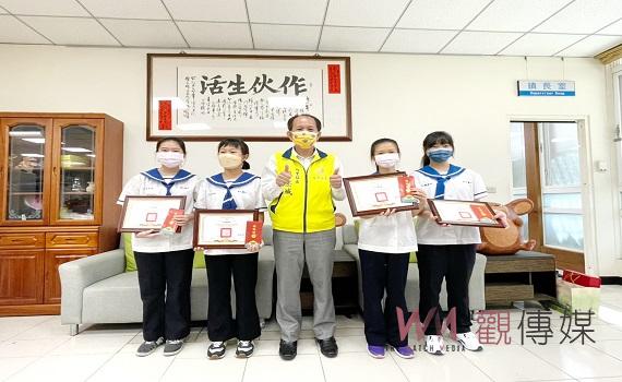 南投縣宏仁國中研究避債蛾的防護行為 全國科展奪4冠1亞軍