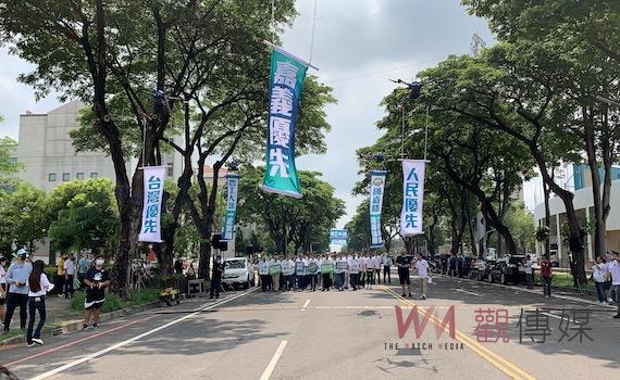 翁章梁在「國嘉隊」陪同登記拚連任 六架無人機升空喻嘉義起飛
