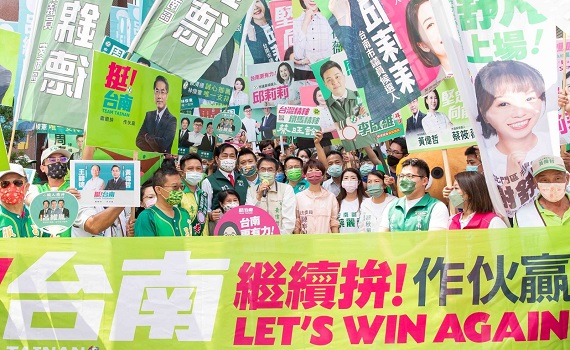 黃偉哲登記參選！  民進黨議員立委不分派系大團結陪同登記