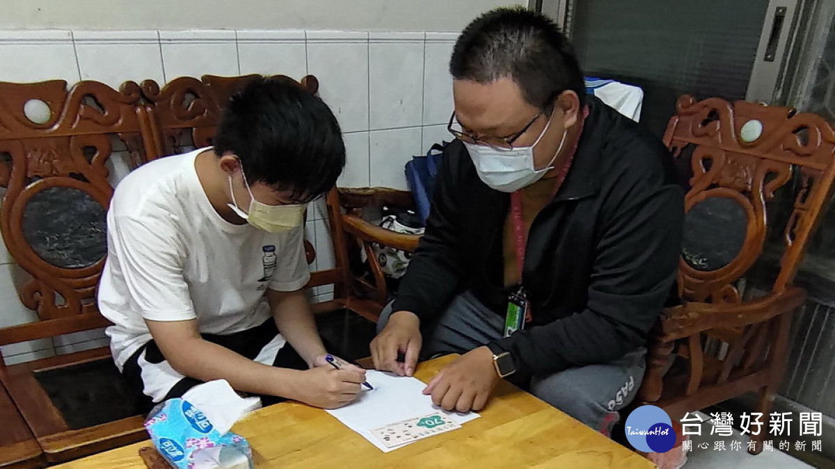 ▲社工介入關懷，每月提供民生物資讓阿國一家能減輕生活經濟負擔；寒暑假更媒合兒少餐食券。（圖／記者 許高祥 翻攝）