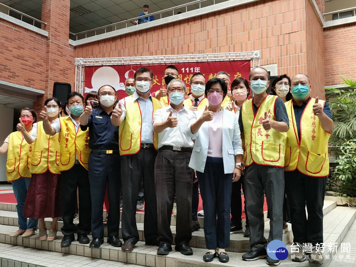 彰縣府、警察局結合天峰慈善會捐贈民生物資　嘉惠373個弱勢家庭。圖／記者鄧富珍攝