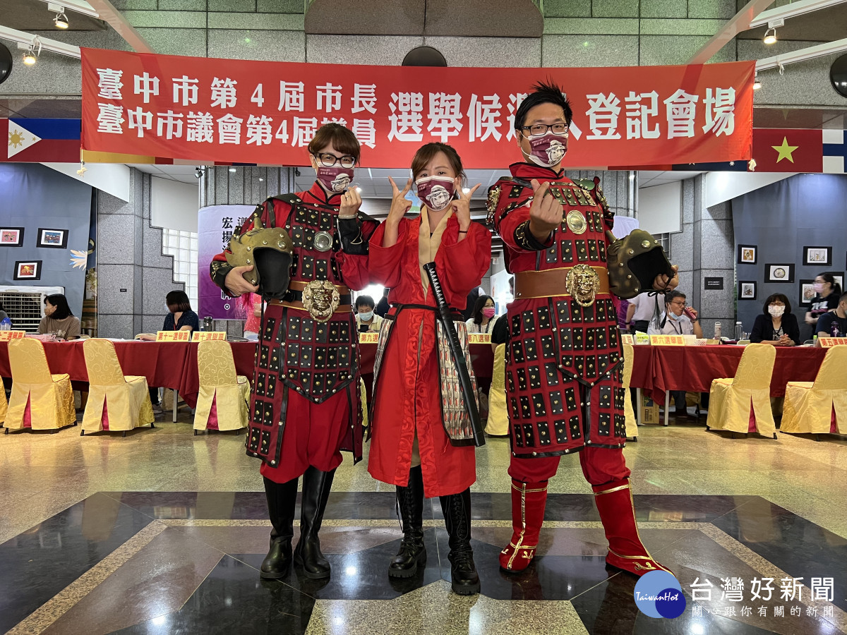 無黨籍蔡怡萱(中)巧扮「豐后女將」，登記參選台中市議員第四選區（豐原、后里）市議員。