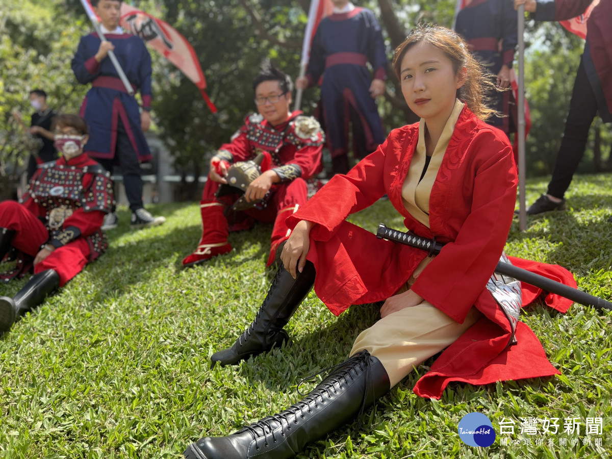 無黨籍蔡怡萱(右)巧扮「豐后女將」,登記參選台中市議員第四選區(豐原、后里)市議員。