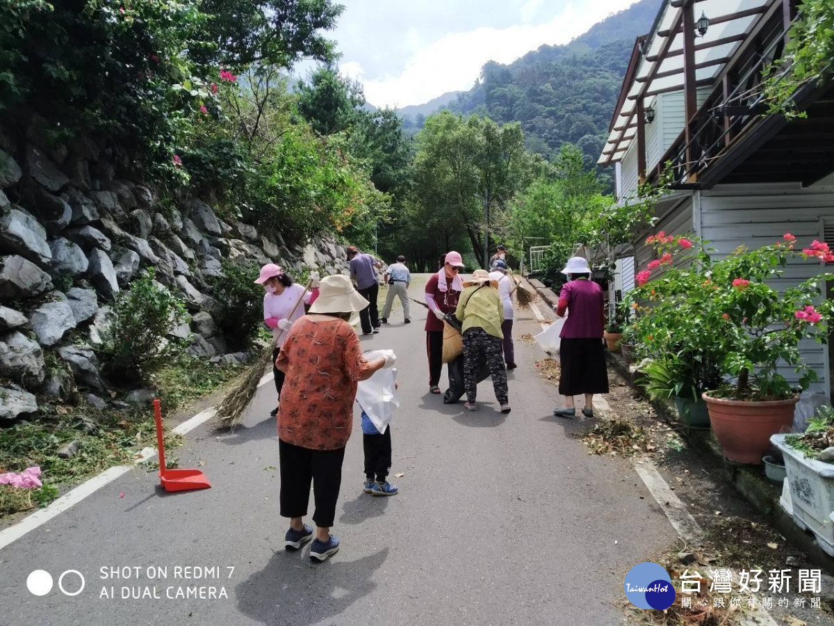 松鶴部落上百居民響應淨街活動,沿馬路邊收拾樹葉、樹枝、水瓶、鐵罐等。