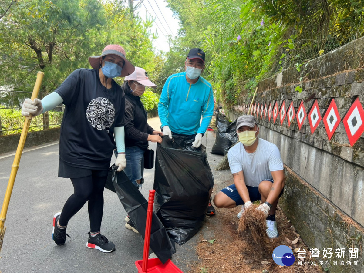 松鶴部落上百居民響應淨街活動,沿馬路邊收拾樹葉、樹枝、水瓶、鐵罐等。