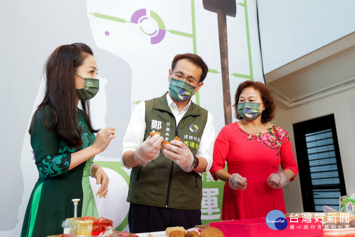 民進黨桃園市長候選人鄭運鵬與新住民代表共同製作月餅。<br /><br />