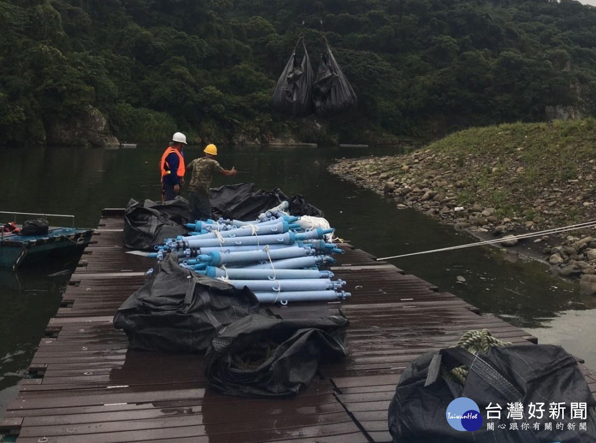 新店區青潭浮筒橋自行車道,上方固定座含圍網已吊至岸上暫時安置