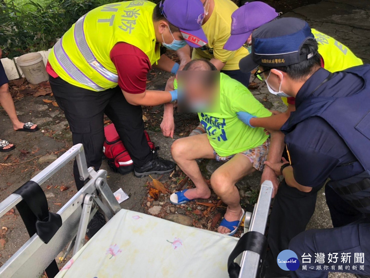 失智的劉姓老翁跌坐在中央大學的後門停車場附近，路過員警發現及時伸援，讓老翁平安返家。
