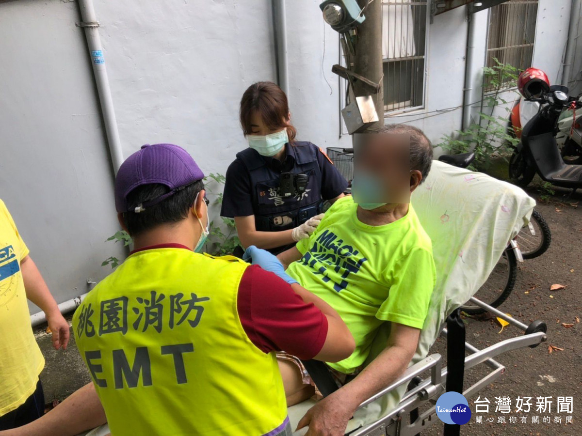 失智的劉姓老翁跌坐在中央大學的後門停車場附近,路過員警發現及時伸援,讓老翁平安返家。<br /><br /> <br /><br />