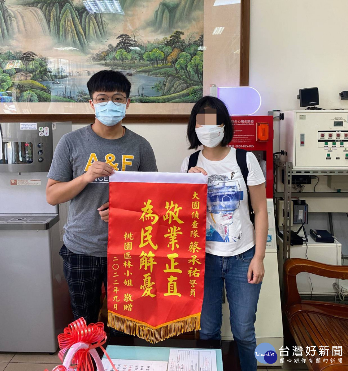 帳戶無故捲入詐欺案被凍結，警協助解除，民眾贈錦旗感謝。