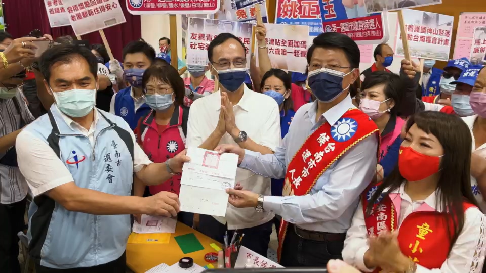 國民黨台南市長參選人謝龍介(右二)由黨主席朱立倫陪同,完成市長選舉登記。辛啓松攝