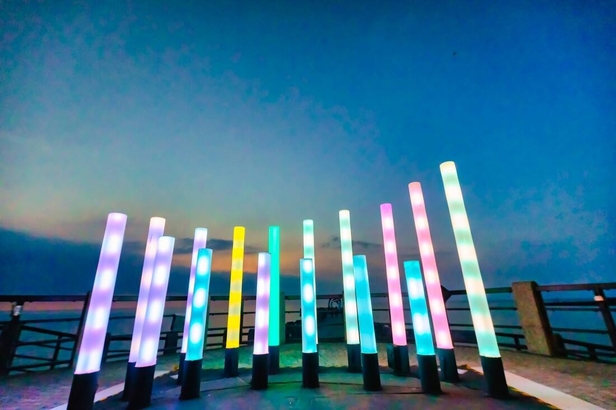 藝術家陳昱榮以海洋意象規劃的〈光隙之景-月暈〉 (1).jpg