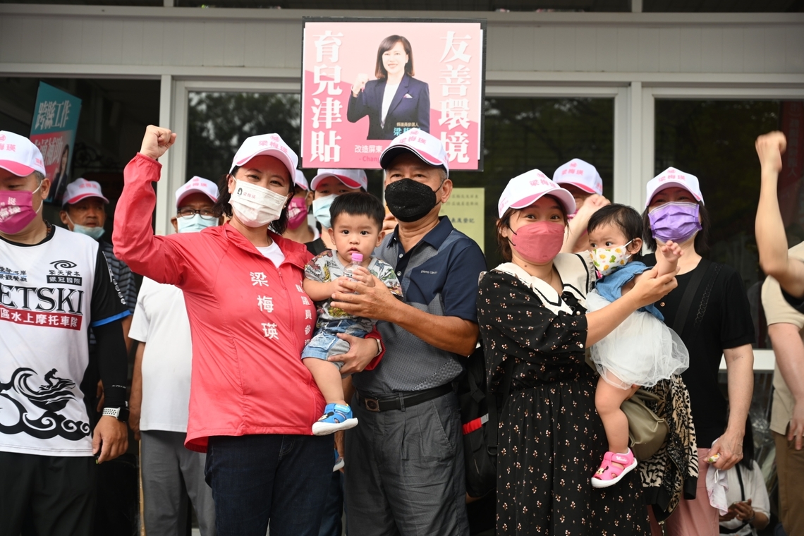 梁梅瑛在上百支持者陪同下，前往登記參選屏東縣議員/波新聞