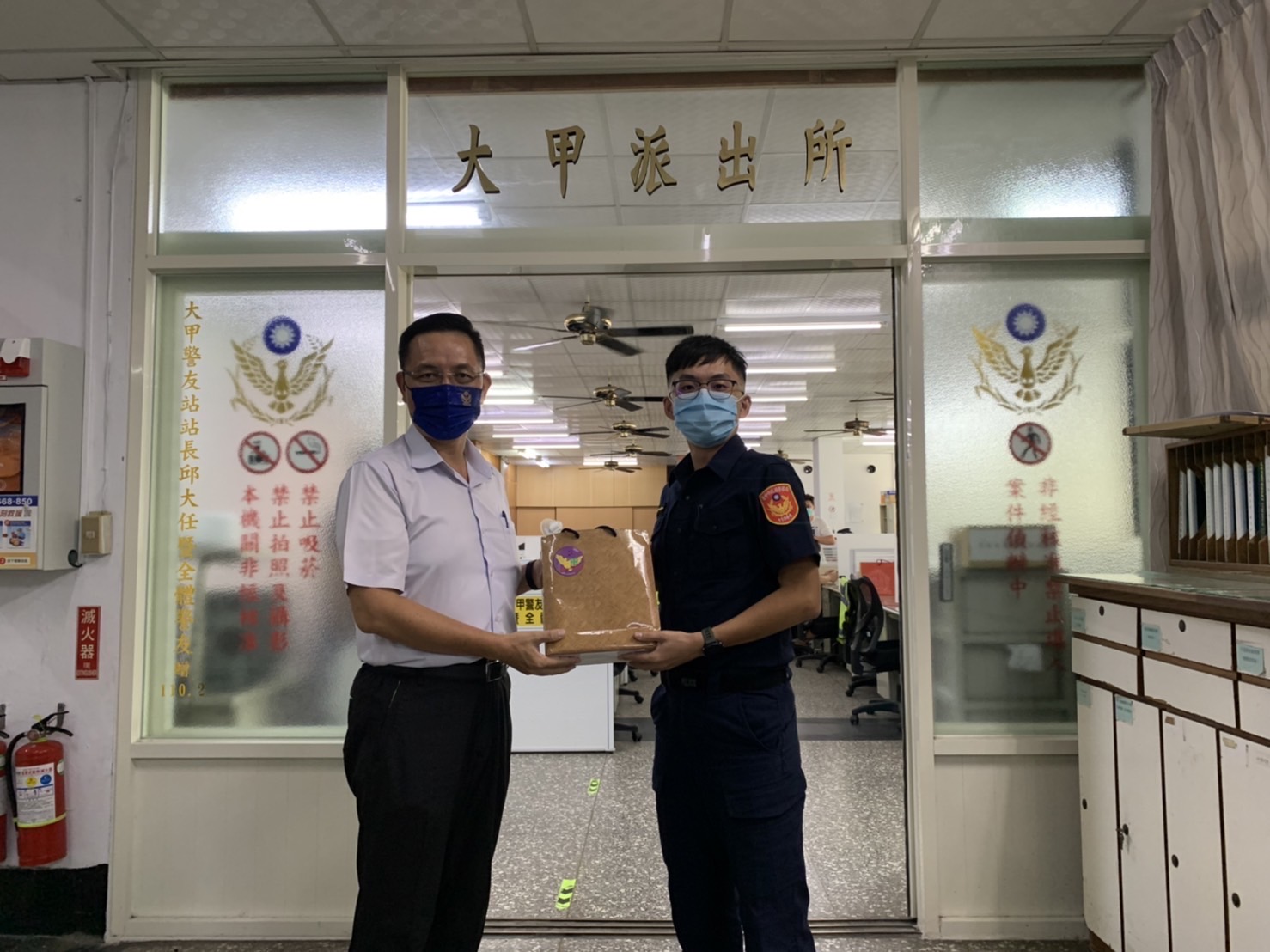 ▲大甲警分局長吳燕山頒獎表揚阻詐有功的大甲派出所員警    (圖/台中大甲分局 提供)