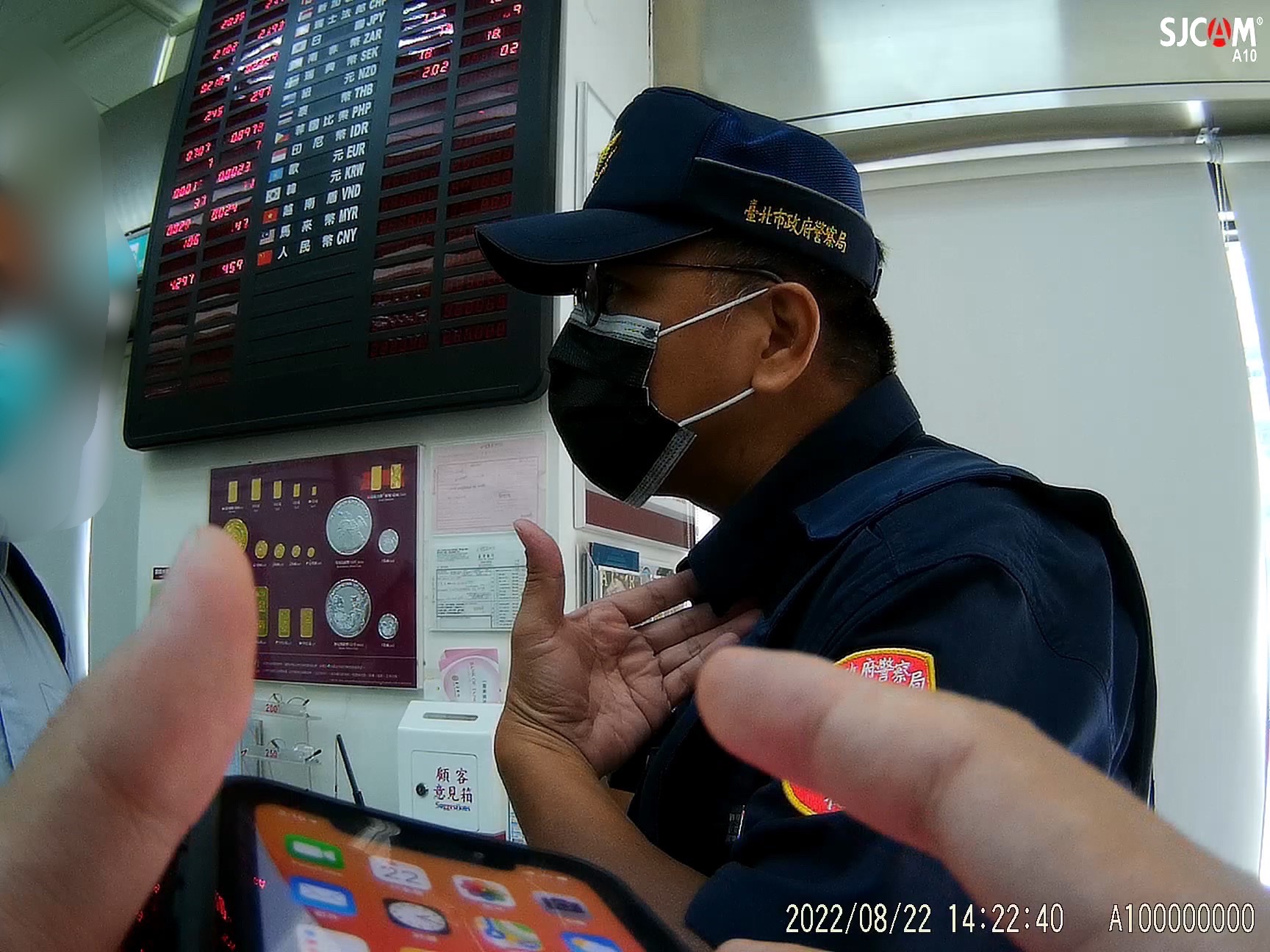 圖:員警耐心向翁男說明近期熱門詐騙手法