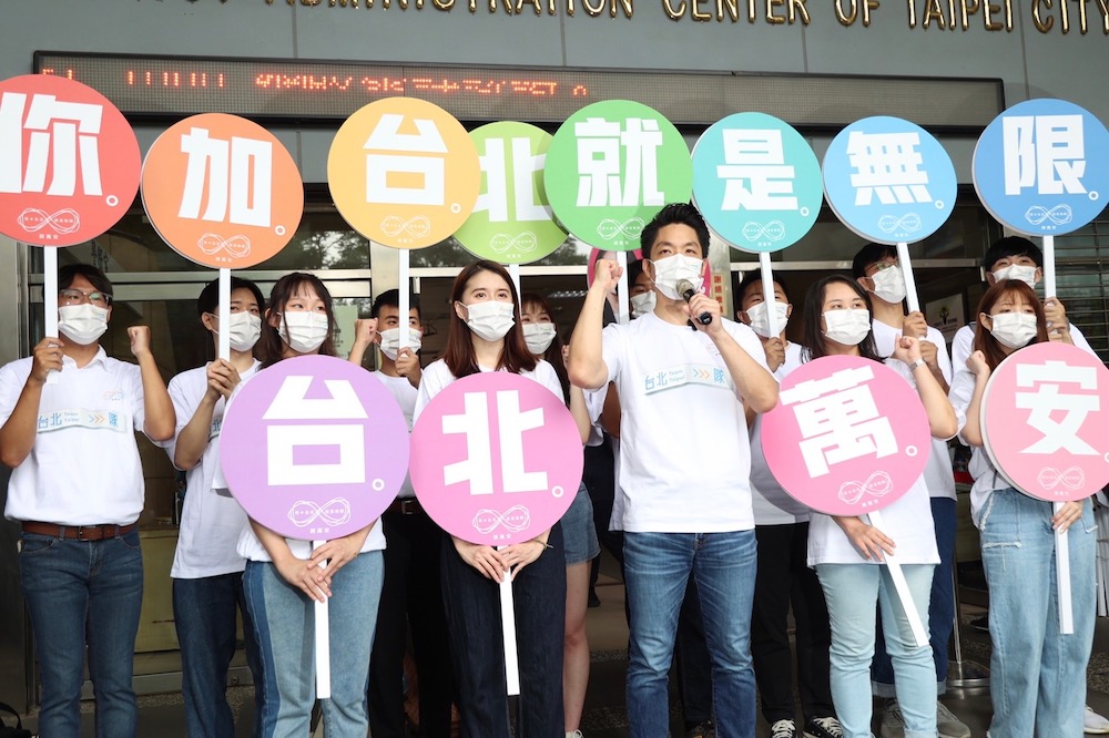 蔣萬安騎自行車現身登記 批:台北市蒙上一層灰 45 國民黨台北市長候選人蔣萬安1日前往登記,邀請年輕朋友為其站台。