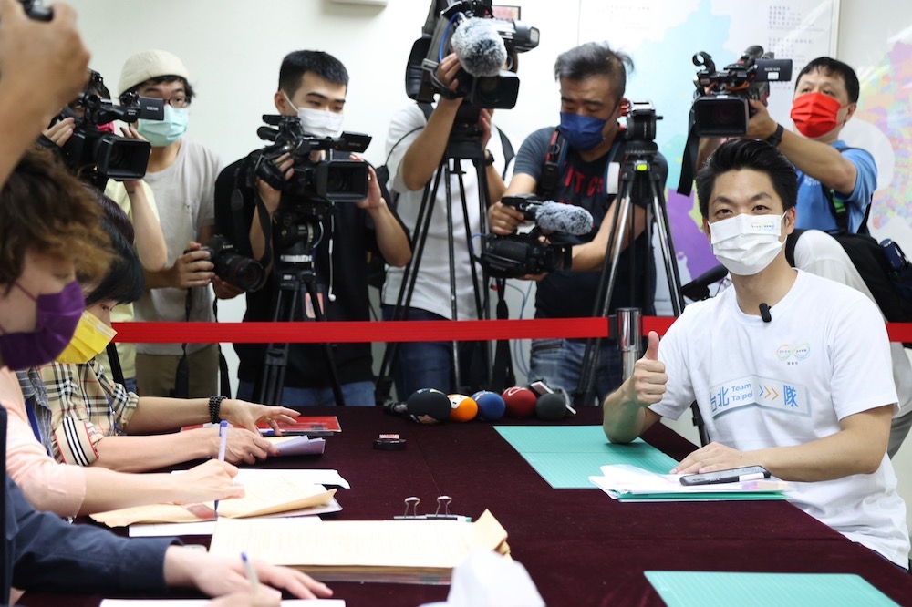 蔣萬安騎自行車現身登記 批:台北市蒙上一層灰 46 國民黨台北市長候選人蔣萬安1日前往登記,正式成為台北市長候選人。
