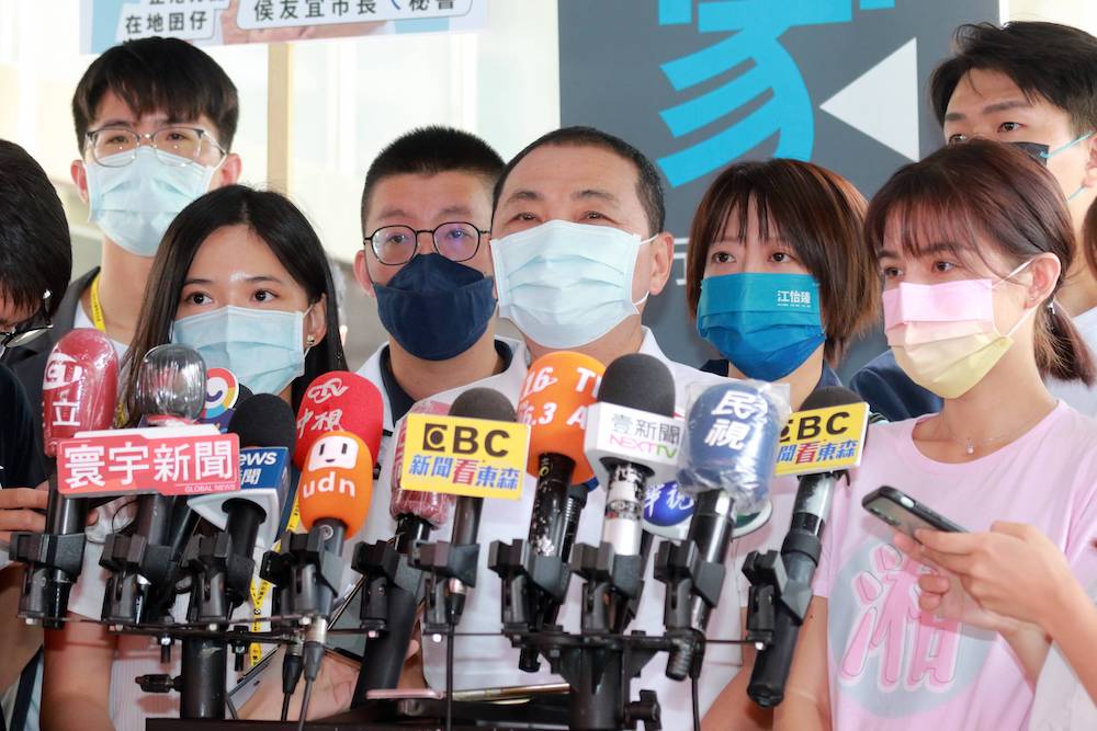 侯友宜登記稱市政為重 朱立倫南下挺謝龍介 林姿妙不畏起訴衝連任 36 新北市長侯友宜1日徵式登記,爭取連任。