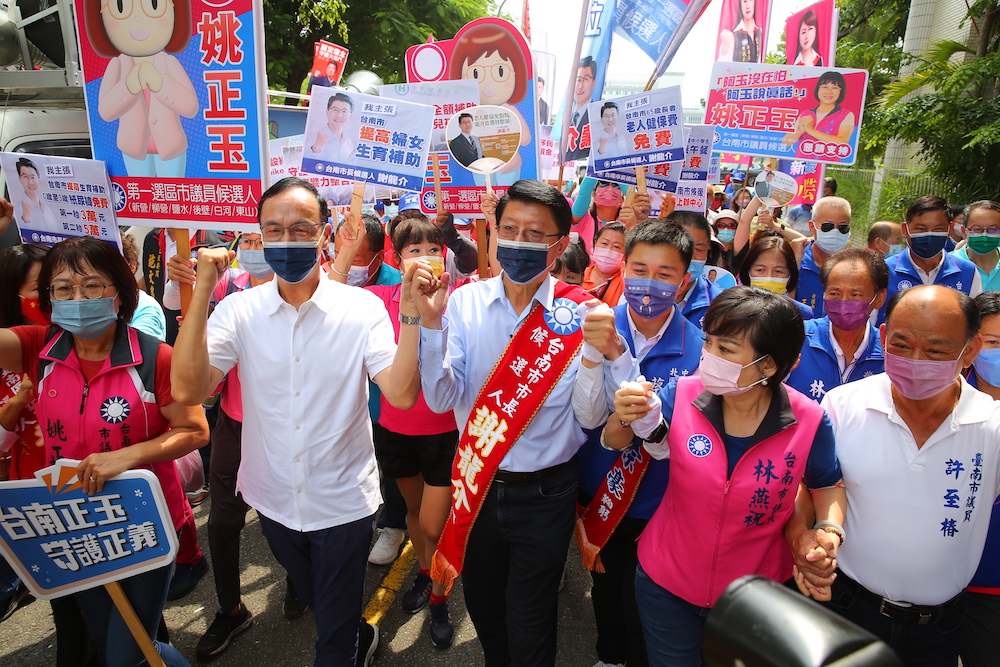 侯友宜登記稱市政為重 朱立倫南下挺謝龍介 林姿妙不畏起訴衝連任 38 國民黨台南市長候選人謝龍介1日登記參選,黨主席朱立倫親下台南,為謝龍介站台衝選舉氣勢。