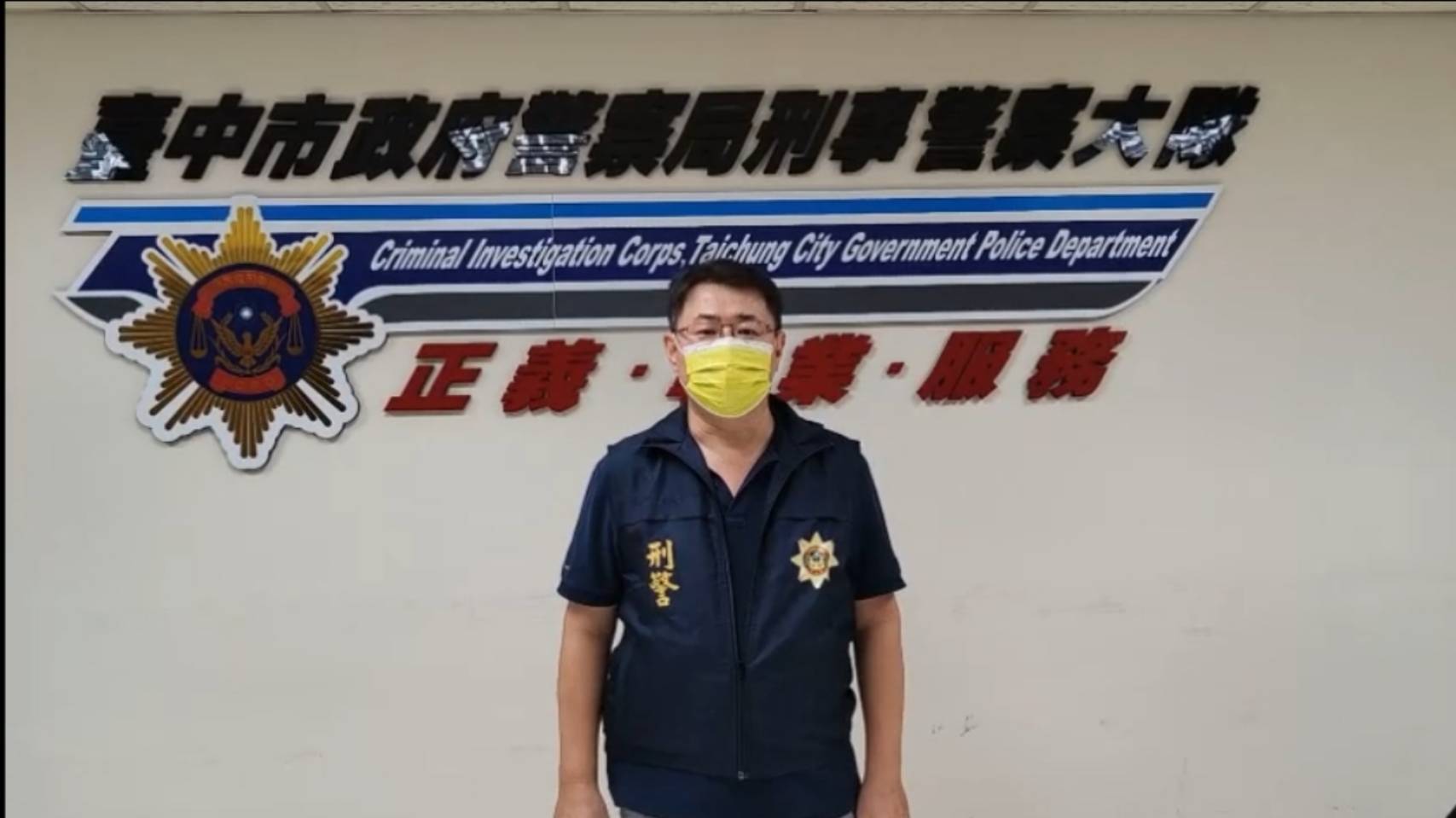 圖片說明:中市警刑事警察大隊經濟組長謝志遠說明超商通報查獲車手案。(圖/記者林㤈輝翻攝)