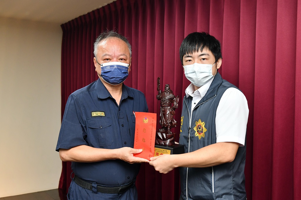 圖片說明：中市警局長蔡蒼柏特於31日局務會報中公開表揚有功人員並頒發破案獎金及關公像，慰勉員警破案之辛勞。（圖/記者林㤈輝翻攝）