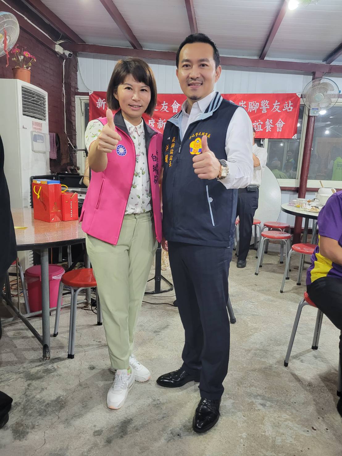 圖片說明:議員白珮茹(圖左)親自到場恭賀洪聞(圖右)接任崁腳警友站長一職。(記者徐煜勝攝)