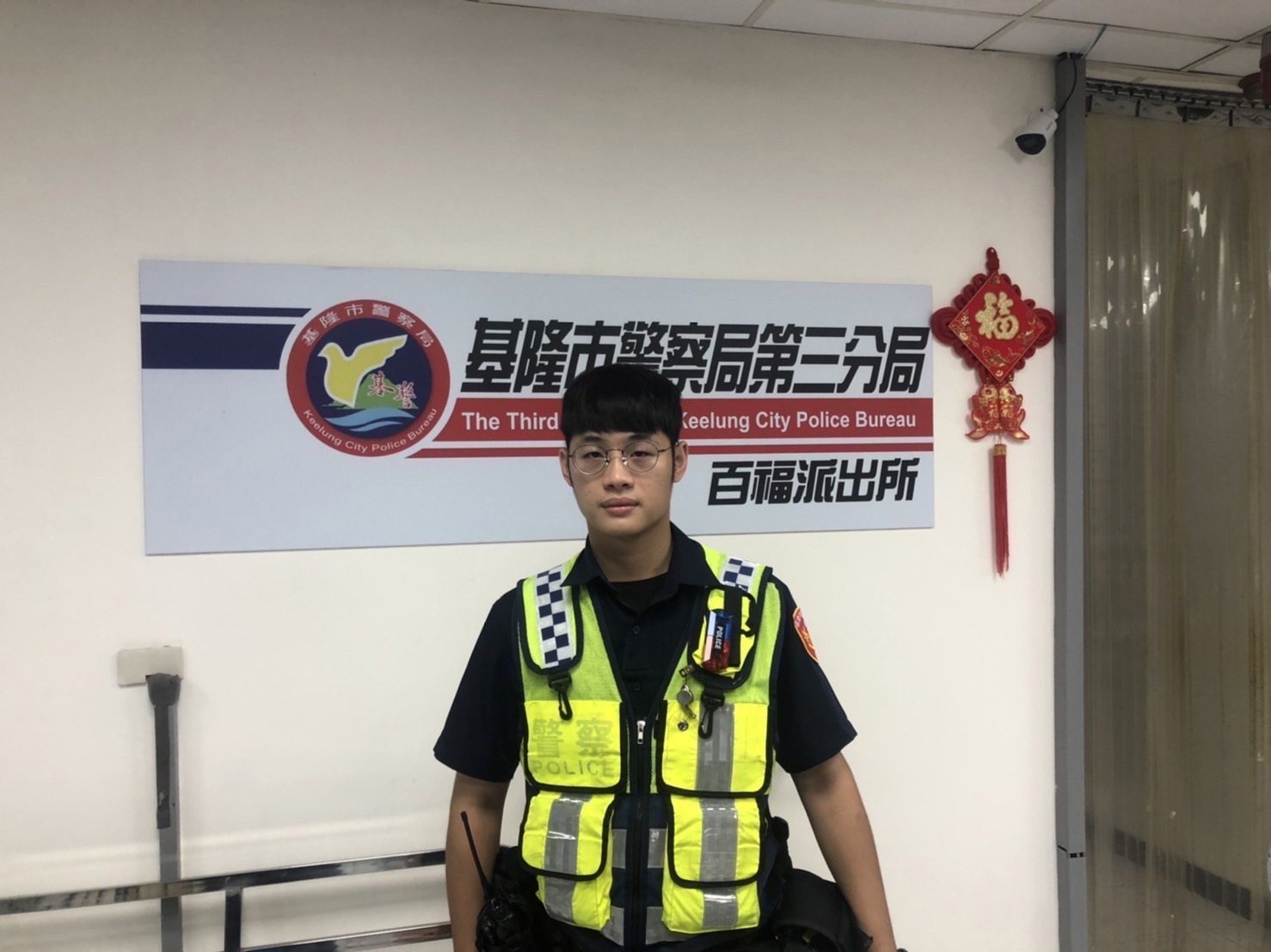 圖片說明:八旬失智老翁癱軟路旁,百福派出所警員鄭嘉謙火速助返家。(記者宋紹誠翻攝)