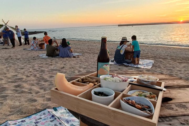 旅客身心放鬆在夕陽下享受痛風九宮格在地風味餐。 圖:龍門海潮餐桌/提供