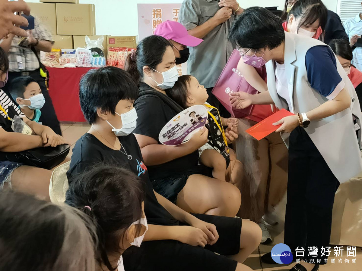 中秋佳節關懷活動「月見溫暖」照亮社會每個角落。圖／記者鄧富珍攝