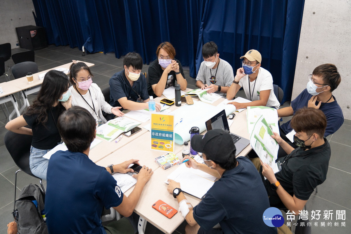 青諮委員以兵棋推演方式分組進行議題模擬,使政策貼近青年需求。