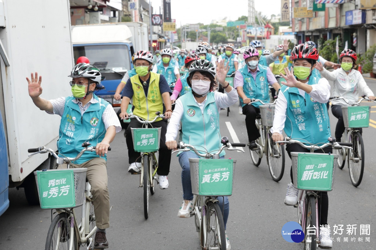 黃秀芳從總部出發，騎單車登記參選。圖／記者鄧富珍攝