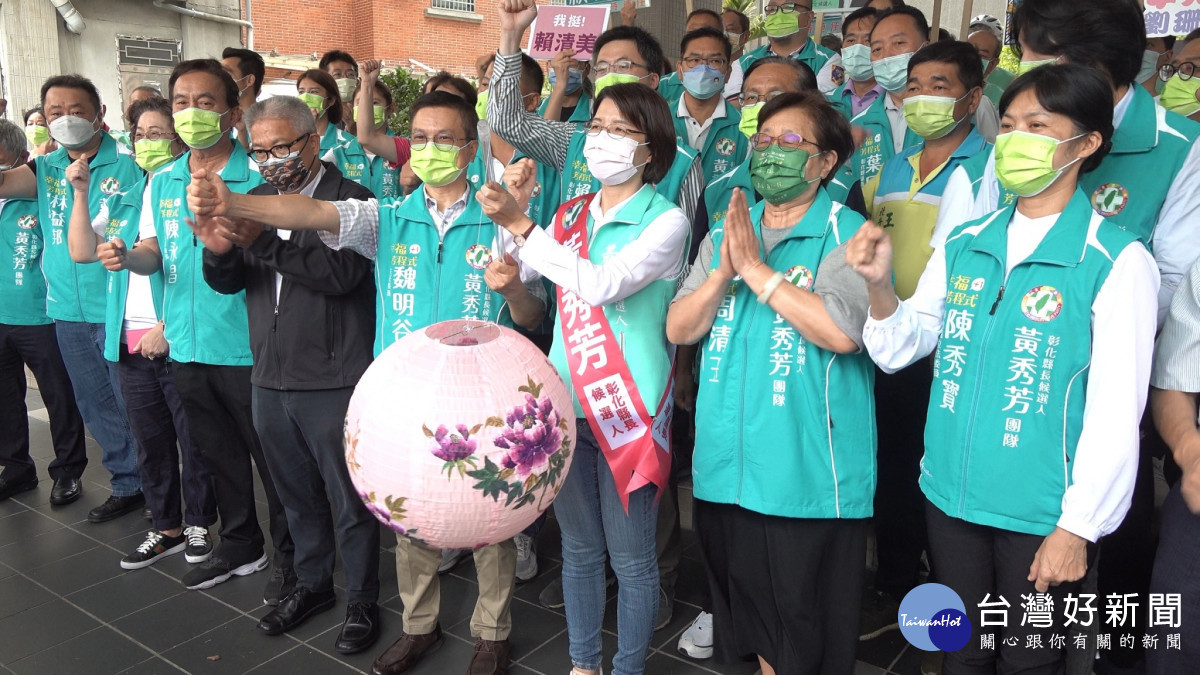 黃秀芳騎單車登記參選,主張勇敢辦理台灣燈會。圖/記者鄧富珍攝