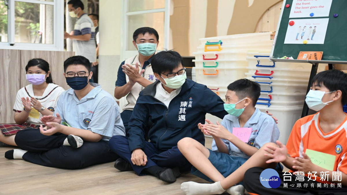 ▲陳其邁視察高中部雙語教學情形。（圖／記者 許高祥 翻攝）