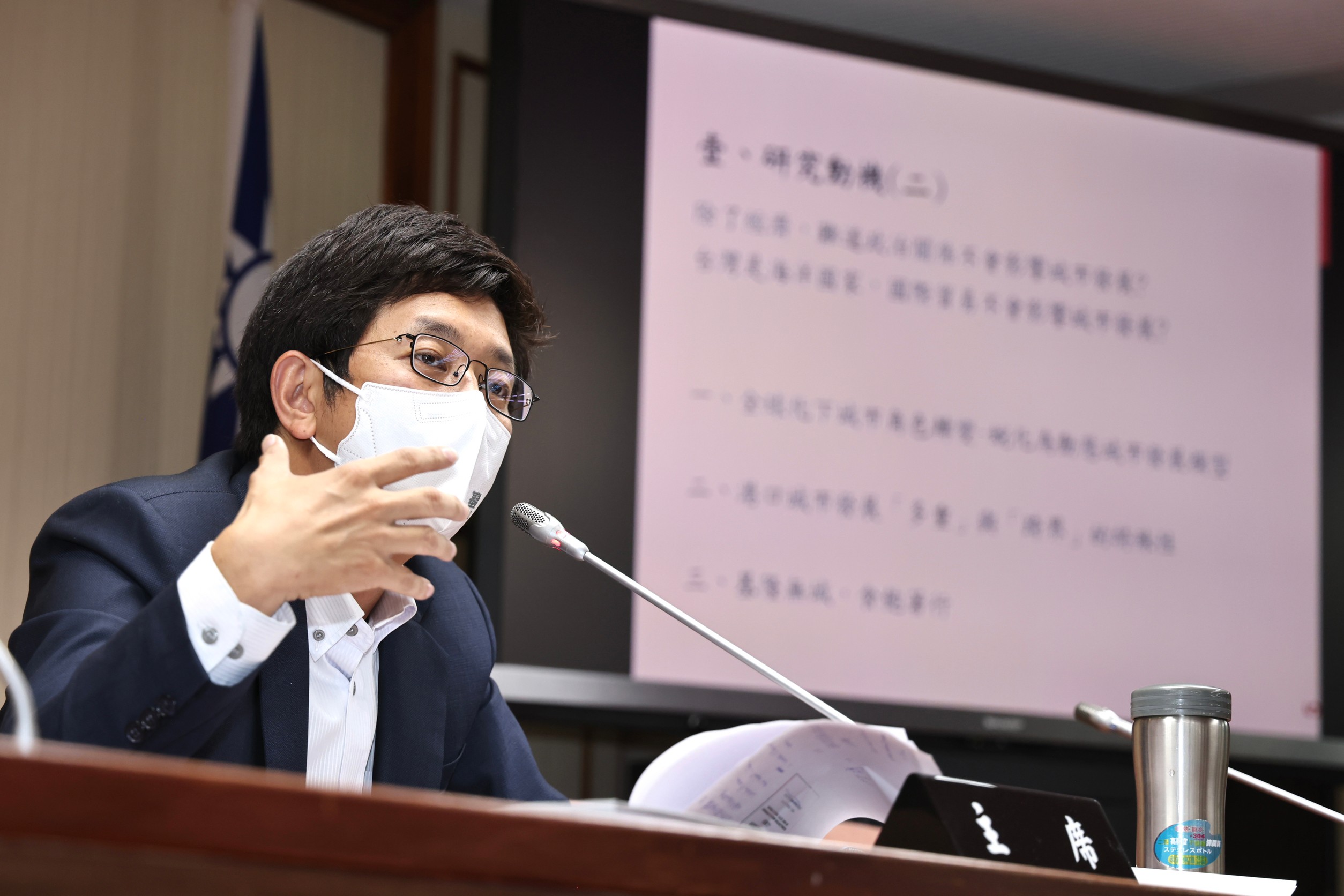 蔡適應２日在立法院召開記者會，親自開箱博士論文駁抄襲。林啟弘攝
